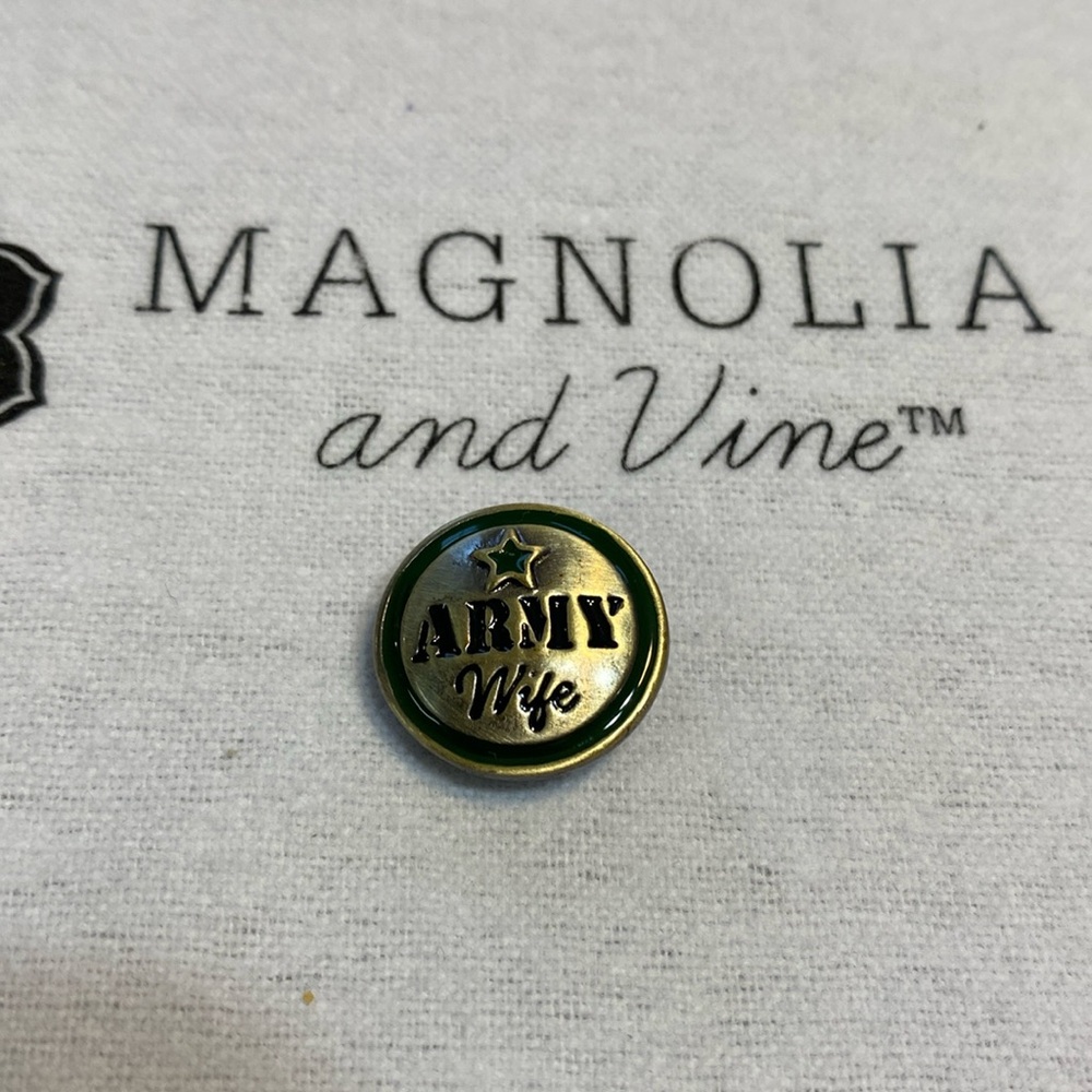 Magnolia and Vine “Army Wife” original size snap for snap jewelry, new